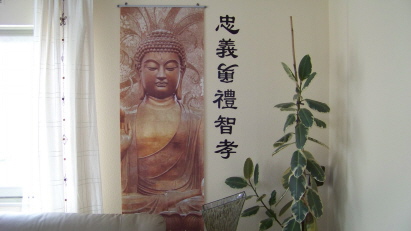 Wandbanner Buddha ausnahmsweise mit chinesischen Schriftzeichen.
